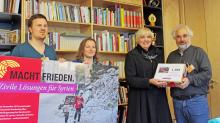 Übergabe der Aktionspostkarten an Bundestagsvizepräsidentin Claudia Roth